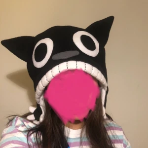  Mössa - Super söt mössa med ett katt motiv som mössa, mössan är aldrig använd utan bara varit i min garderob och är inte min stil. Kontakt mig om du om intresse eller köp😻