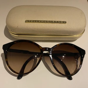 Stella McCartney solglasögon - Fina solglasögon i mycket bra skick! 
