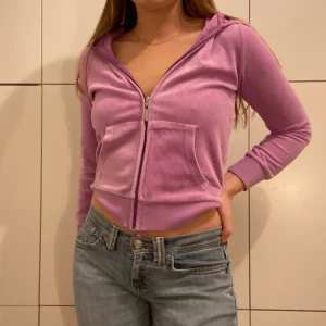 Juicy liknande tröja i lila  - Lila zip up i mysigaste materialet. Frakt på 45?eller så möts vi på söder. Budgivning om fler är intresserade eller så kan man köpa loss direkt för dyrare👍🏻💕