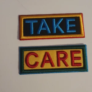 Patches - Två iron on patches / tygmärken. På andra bilden får ni skala men de är ungefär 10 x 3.5 cm ♡ 70kr för dem båda♡
