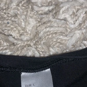 Magtröja  - Ca 2 år gammal knappt använd , säljer då den inte kommer till användning,älskar den o verkligen så fin 