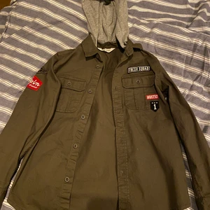 Jeansjacka med luva - Jeansjacka med luva. Luvan kan tas av. Storlek 10-11år. Skriv privat för fler bilder💗🦋