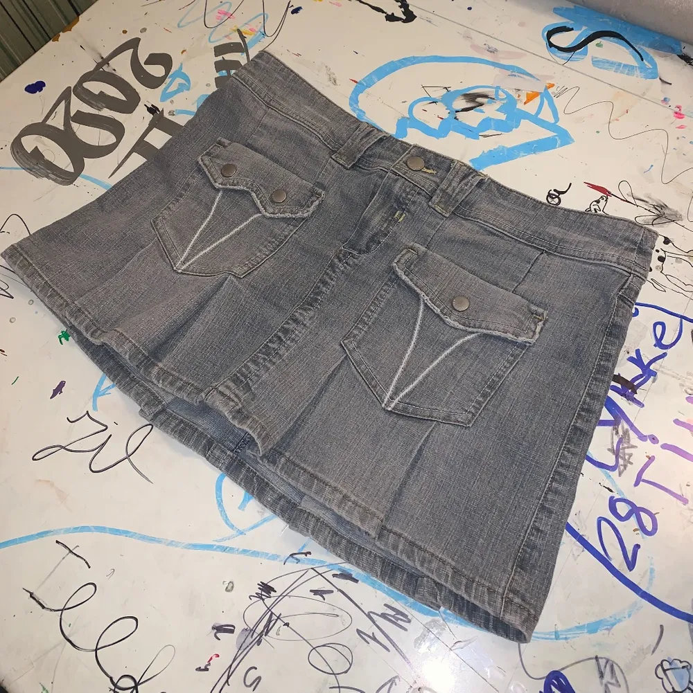 Jätte fin gråblå jeans kjol med Y2k style och fina detaljer. Nästan aldrig använd💞💕 MÅNGA INTRESSERADE SÅ JAG HÖJER PRISET TILL 419kr IST FÖR BUDGIVNING 💘💘. Kjolar.