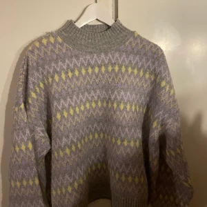 Stickad tröja  - Söt stickad tröja med pastell gul och lila detaljer!!