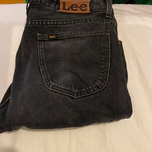 Vintage lee jeans - Ett par snygga vintage lee jeans med baggy fit✨                      Storleken står inte men dem ungefär som 33/32.                     Dem är lite slitna längst nere vid benen men det är bara snyggt