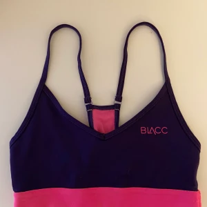 Sport bh - Säljer då den är för lite. Fortfarande fin kvalite. Är den märket blacc