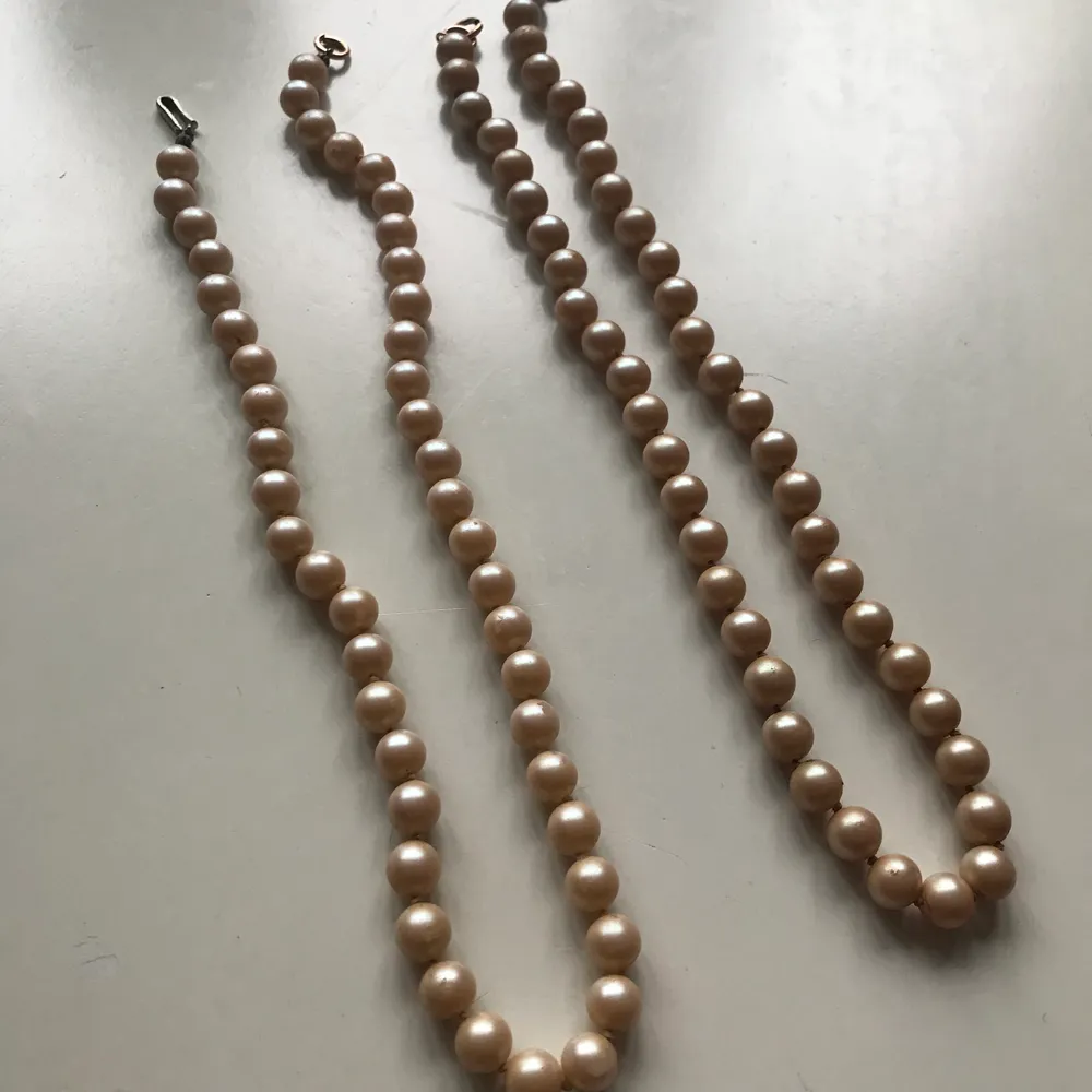Pärlhalsband från Hong Kong, vet ej om det är äkta pärlor (därav priset) vintage, fick dem av min mormor. Accessoarer.
