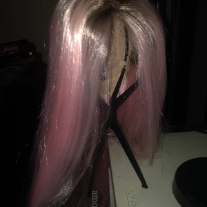 Nikita Dragun x Bellami peruk cassie - Säljer mitt engång använda peruk, provade den på en gång, klippt i lacet. Väldigt fin kvalite, slutsålda snabbt, nypris 1500kr + frakt. Den kommer i sin låda med alla tillbehör; borste, wigcap, mattifyig powder och wig stand. LIGGER UPPE PÅ ANDRA SIDOR 