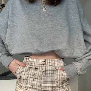 CHECKERED PANTS WOMEN - Jättefina byxor i storlek S! Passar mig som är 176cm och vanligtvis M jättebra! Fick ge 289kr för dessa! Aldrig använda då jag bytte stil snabbt inpå