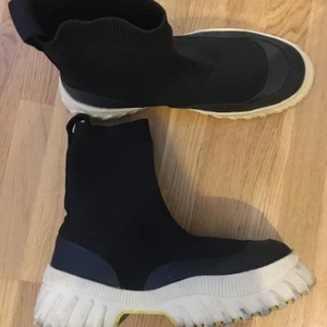 Zara flatform boots storlek 37 - Flatform boots från zara med ljusgul sula i storlek 37! Svincoola på till jeans , kjol, klänning🔥  säljer pga har flera andra boots! Jättebra skick. 