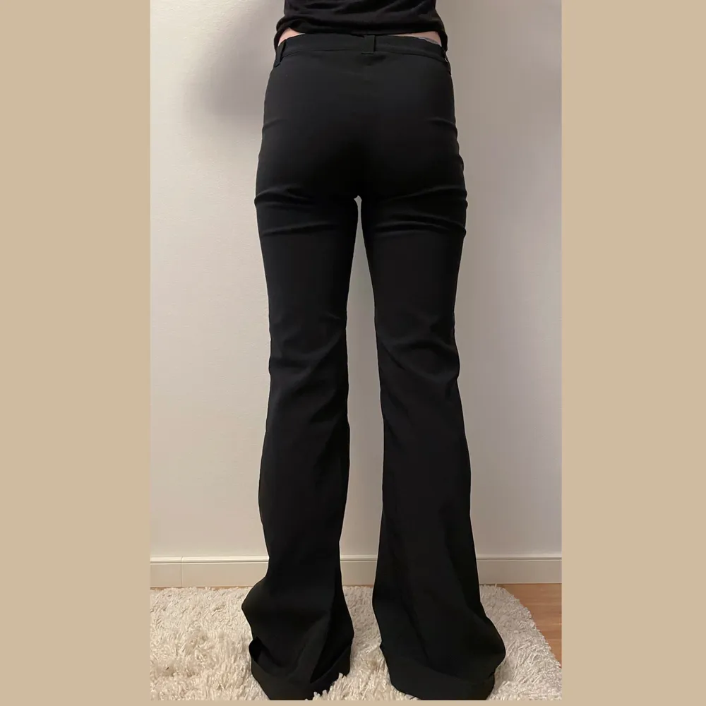 nyinköpta kostymbyxor i bootcut men som inte har används. visas på en som vanligtvis bär S och är 173 cm lång. märkt som storlek 40 men motsvarar XS-S. långa ben. lågmidjade. stretchiga. . Jeans & Byxor.
