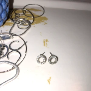MINDRE SILVERÖRHÄNGEN - Säljer bort flera silversmycken till bra priser på min sida! Frakt 11kr 😊 