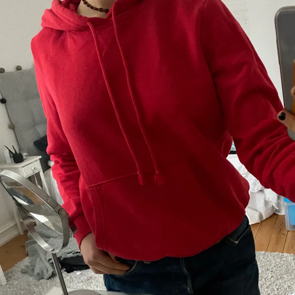 En röd hoodie i storlek S. Jag har en likadan till så säljer därför denna. Kontakta mig med ett bud!👍🏻. Hoodies.