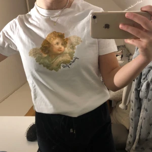 Asos t-shirt  - Superfin t-shirt från asos!! Köpt här på plick för ett tag sen men den kommer tyvärr inte till användning:( Den har ett tryck med en ängel och trycket ”good as gold”💕