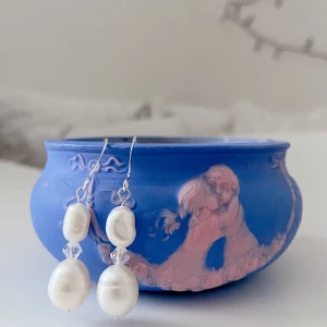 Äkta pärlörhängen  - Exklusiva örhängen med äkta sötvattenspärlor