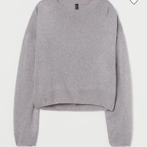 Grå stickad tröja - Säljer denna gråa finstickade tröja från HM. Jätte fint skick men är för liten för mig. Är M/S men skulle säga att den passar bäst S. Frakt tillkommer och pris kan diskuteras 