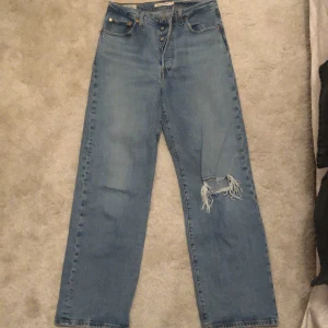 Levis jeans - Ett par Levis jeans i storlek 27. Knappt använda. Köpta för 1400kr. Väldigt snygga! Buda!