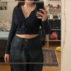 glitter - Tunn glitter kofta💜 stretchigt material och det glittriga sitter fast väldigt bra. Går självklart att knäppa hur man vill :) jag på bilden har storlek M men tröjan står i xs. Tycker därmed att den passar till flera storlekar!