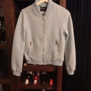 Ljusblå bomberjacka  - Sweatshirt I jättefin ljusblå färg