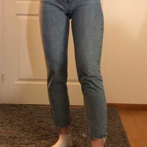 Jeans från Zara storlek 38, korta i benen (modell 1,72) nött modell men inga skador, lite stretch  superfina men kommer ej till användning, frakt bekostas av köparen! Nypris: 498kr