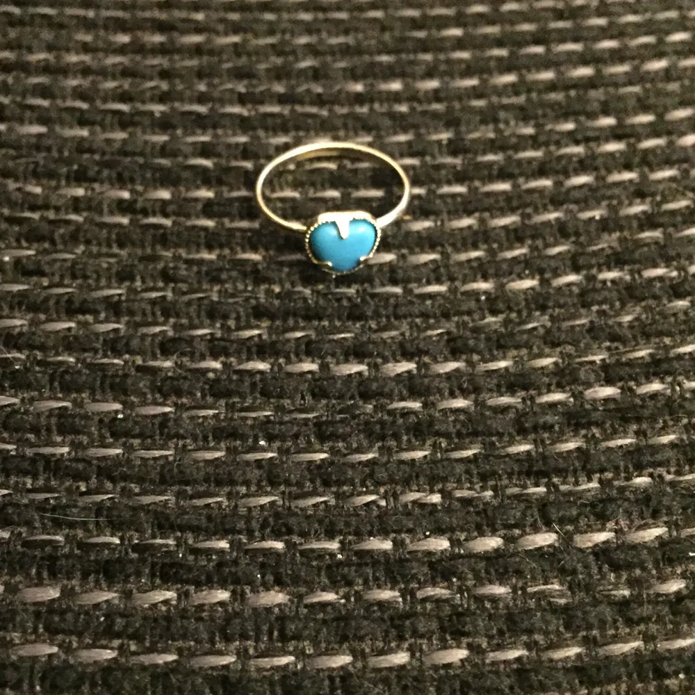Poplulär och fin sten ring som är blå, format som ett hjärta!🌸  I bra skick!. Accessoarer.