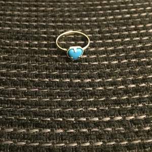 Poplulär och fin sten ring som är blå, format som ett hjärta!🌸  I bra skick!
