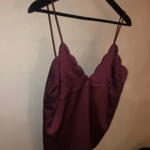 Lila linne - En basic lila topp från Bik Bok, som går att piffa upp lätt med lite smycken och annat. 