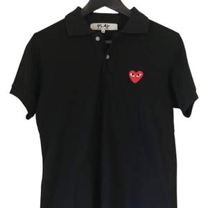 Comme Des Garçon PLAY red heart piké tröja i storlek S, använd men annars i bra skick. Köpes i en second hand butik i Japan 2018. 