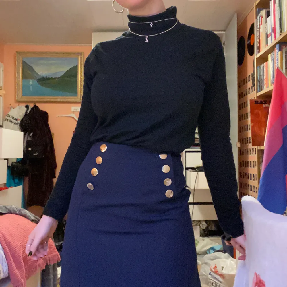 Jättefin thight marinblå kjol med silvriga knappar på. Den är perfekt längd och ganska tjockt material. Köpte på 2nd hand, ursprungligen från HM. Den kommer inte till användning längre. Fint skick. Köparen står för frakt💙🤍✨✨. Kjolar.
