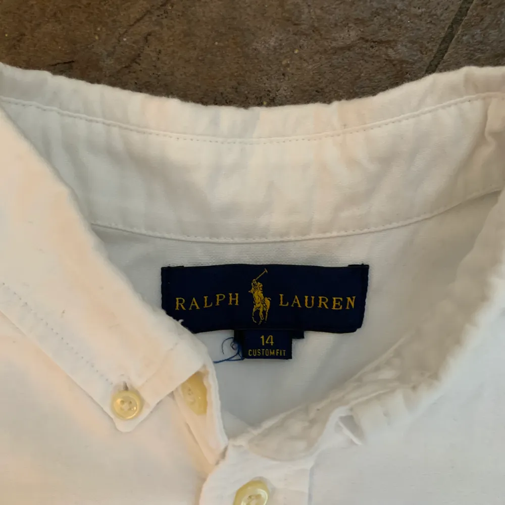 Ralph lauren skjorta i storlek 14, använt skick, betalning sker via swish. Skjortor.