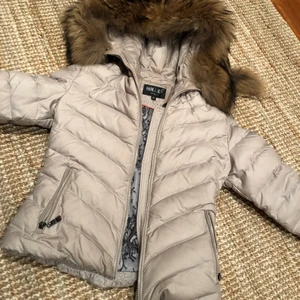 Hollies jacka - Storlek 34 nästan som ny! Snygg beige färg 