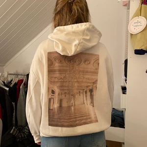 Hoodie  - Säljer min hoodie från zara med ett snyggt tryck på ryggen! Köparen står för frakten! 
