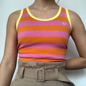 Fred Perry linne - Fred Perry linne! Stretchigt så passar allt mellan xs-m beroende på önskad passform. Uppvikt på första bilden. Kom privat vid intresse. Köpare betalar frakt