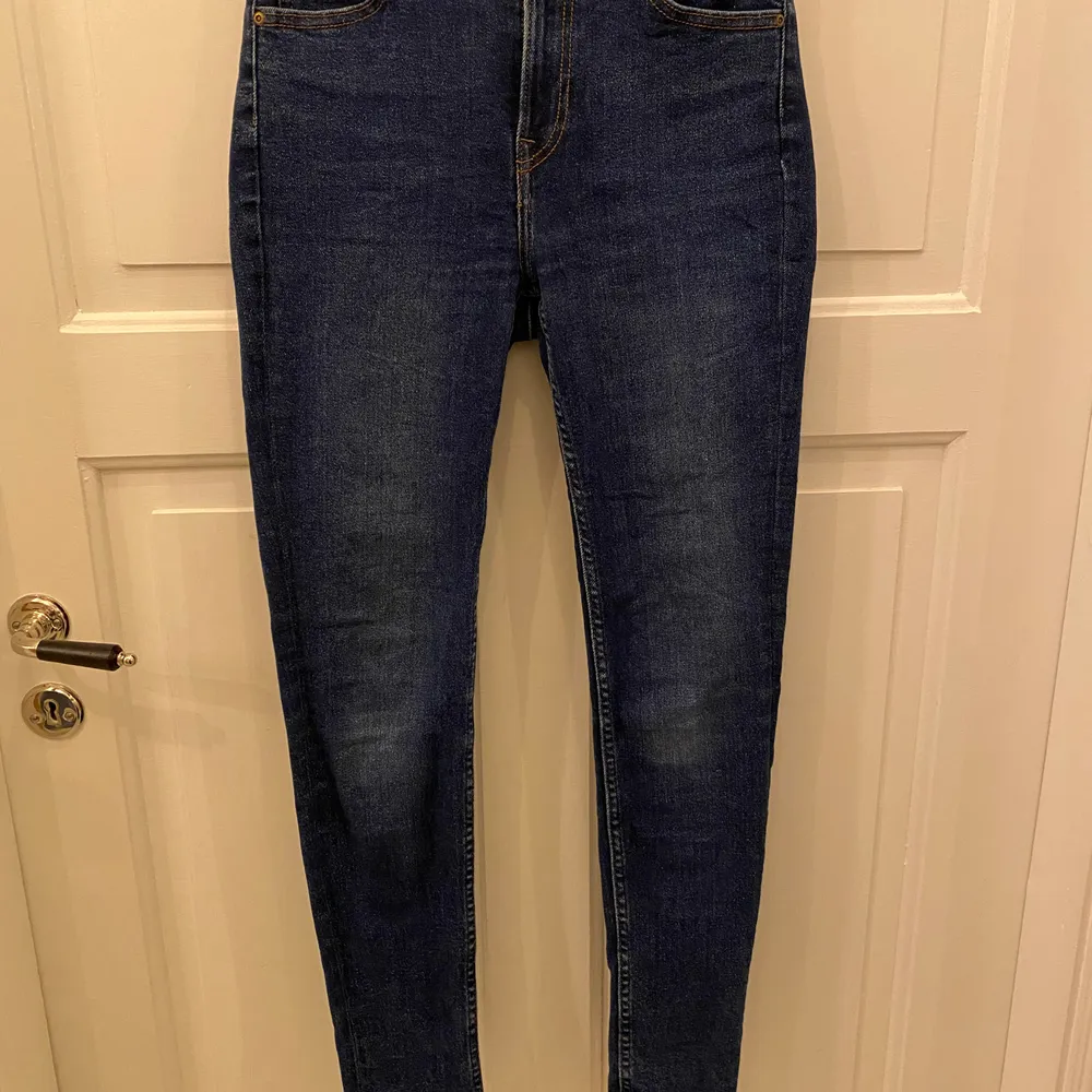 Högmidjade Skinny Jeans från Lee i mycket bra skick. De är i W26 och L31 passar XS eller S beroende på hur man vill att de ska sitta. Säljer för 300kr bud kan läggas som ökar med 20kr. . Jeans & Byxor.
