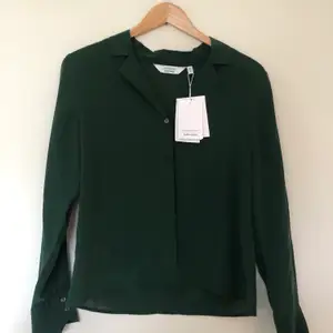 Jättefin mörkgrön skjorta storlek 36 som jag köpte för 990 kr förra året på &otherstories. Har aldrig fått användning för den så alla lappar sitter kvar. 🐸👒🪴