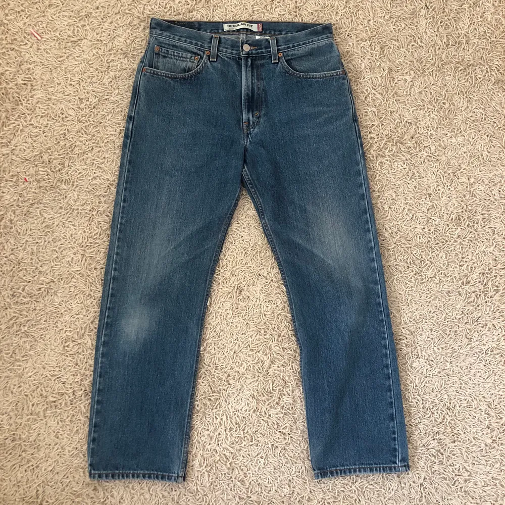Snygga Levis 505 jeans (samma modell som 501 fast med dragkedjegylf, istället för knappar) ❤️ Tyvärr för korta för mig som är 180cm. Midja: 82cm. Innerbenslängd: 73cm. Skulle passa perfekt på nån som är runt 165cm ❤️. Jeans & Byxor.
