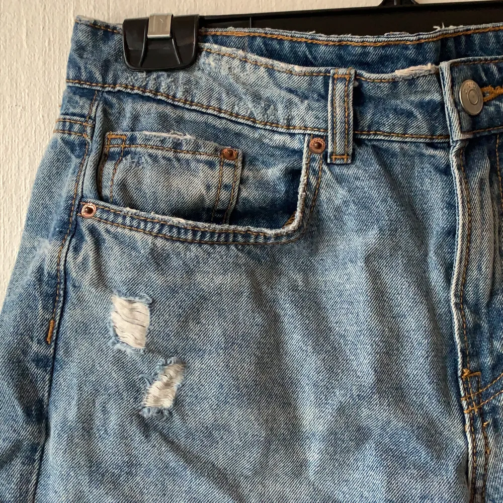 Slitna jeans shorts från h&m. Säljes för 30kr+ frakt. Storlek 36. Shorts.