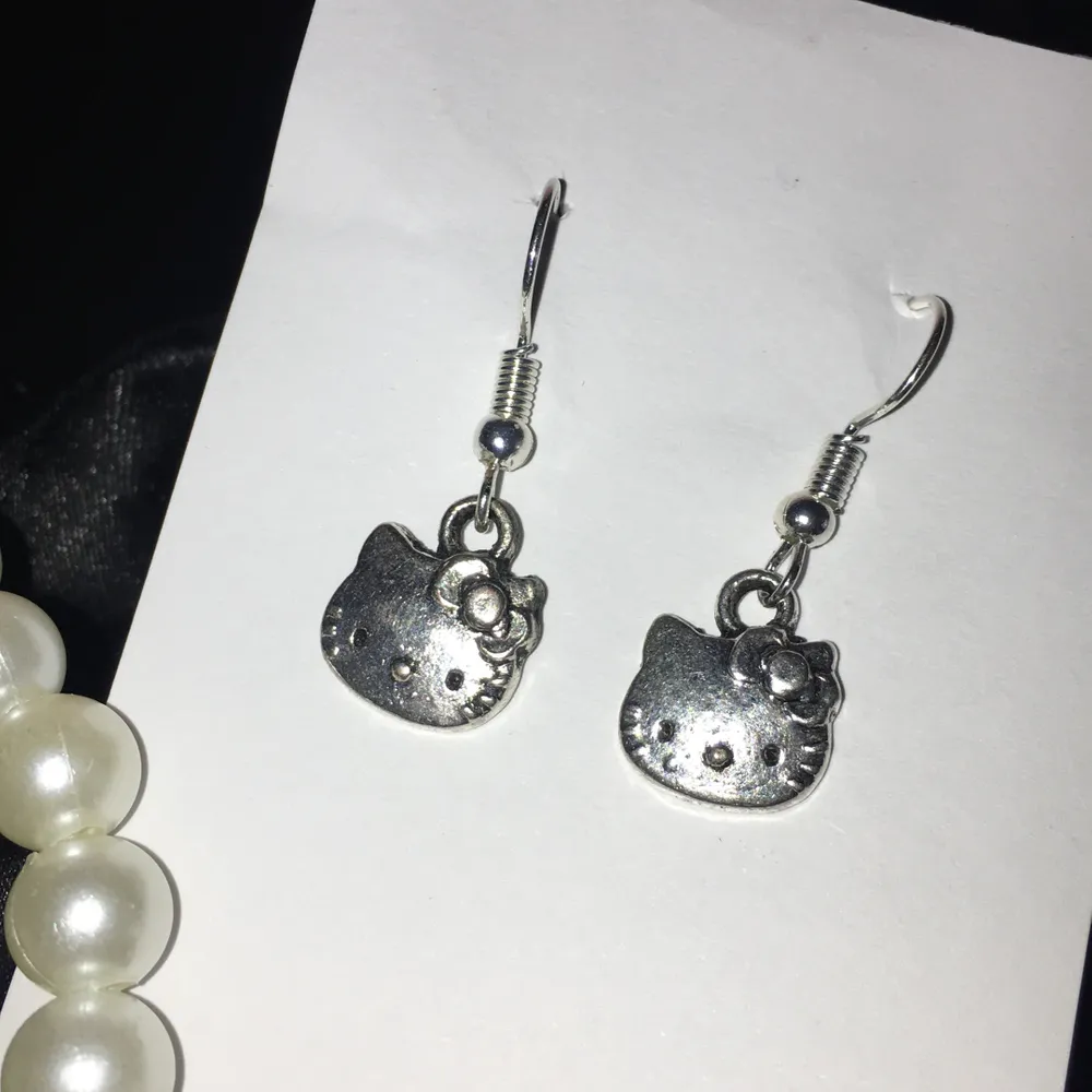 Hello Kitty örhängen. Helt nya & de är inte i silver. Frakt på 12kr tillkommer. ❣️. Accessoarer.