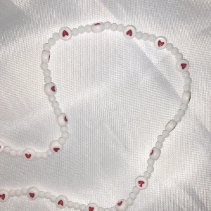 Pärlhalsband  - Elastiskt pärlhalsband med hjärtan ❤️ Utan lås 💓 59 kr ✨ Frakten kostar 15 kr 💗 Kontakta mig vid frågor eller köp! 🥰