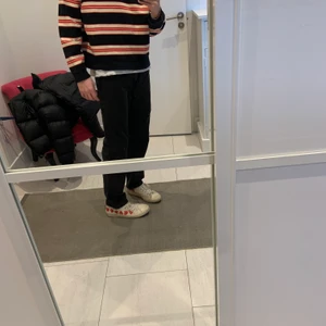 Urban outfitters crewneck  - Lite använd tröja från Urban outfitters men inga fel på tröjan i sig:)