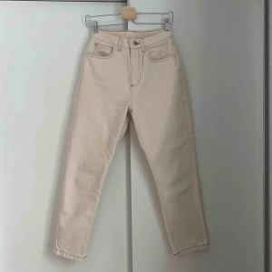  - Gräddvita mom jeans från Reclaimed Vintage. Använda fåtal gånger. 