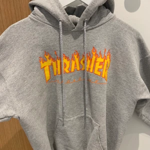 Thrasher hoodie grå medium  - Köpt thrasher tröja från New york, använd en del men ser fortfarande bra ut, dock kan luvan kännas lite liten 