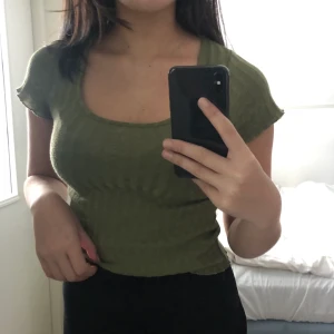 Militärgrön t-shirt - Gullig militärgrön t-shirt från Bik Bok, frakt tillkommer! <3