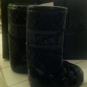 Moonboots - Intressekoll på mina moonboots, storlek 35-38. Väldigt unika. Svarta glansiga, sparsamt använda. Startbud på 300, buda i kommentarerna eller privat💞 nypris:2100 hör av er om ni har frågor eller funderingar, köp direkt för 1100.  💞BUD PÅ 900💞höjning med minst 100kr per bud