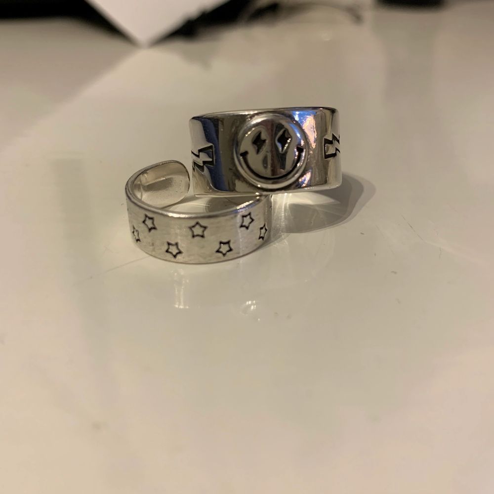 Hej! Säljer dessa supercoola ringar i äkta silver från Buuzted, en smileyring och en stjärnring! ⚡️💕 Som ni ser är stjärnringen lite defekt (detta syns dock inte när man har på sig den eftersom det är på sidan) så därför är priset lite lägre ❤️ buda från 79kr styck eller 149kr för båda! 💕💞. Accessoarer.