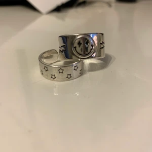 Silvriga ringar - Hej! Säljer dessa supercoola ringar i äkta silver från Buuzted, en smileyring och en stjärnring! ⚡️💕 Som ni ser är stjärnringen lite defekt (detta syns dock inte när man har på sig den eftersom det är på sidan) så därför är priset lite lägre ❤️ buda från 79kr styck eller 149kr för båda! 💕💞