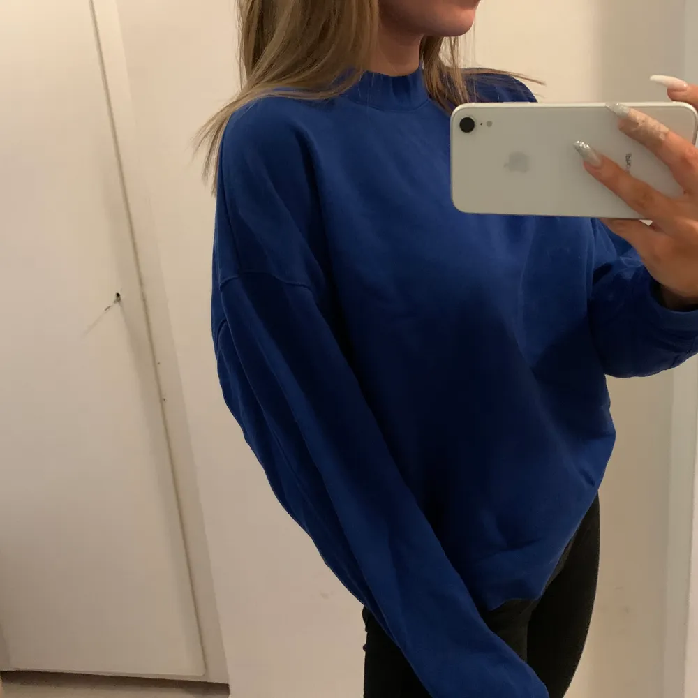 Säljer en mysig sweater från weekday i en superfin blå färg. Tycker tyvärr dock inte att jag passar i färgen därav säljs den. 😛💙fint skick! Storlek XS men den är lite oversize så passar alla från XS-M. 100kr + frakt. . Hoodies.