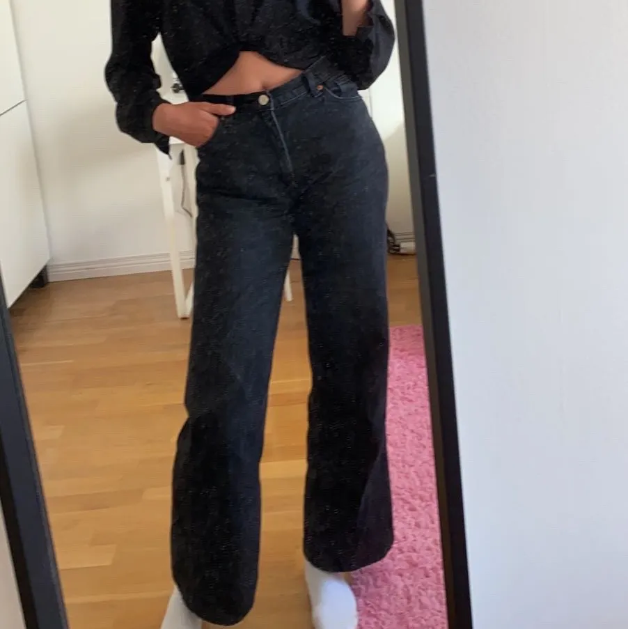 Säljer mina svarta jeans från monki i modellen yoko nypris 400. Jeans & Byxor.