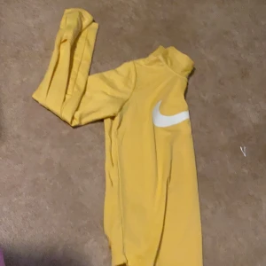 Nike tröja - En gul niketröja som är nästan oanvänd och är i storlek S. Den har fina detaljer på armen och framsidan.