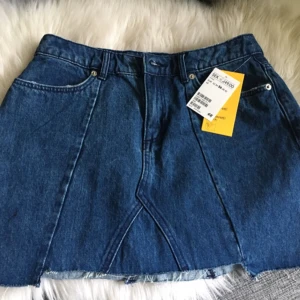  - Jeanskjol från hm Aldrig använd, prislapp kvar Strl. 36